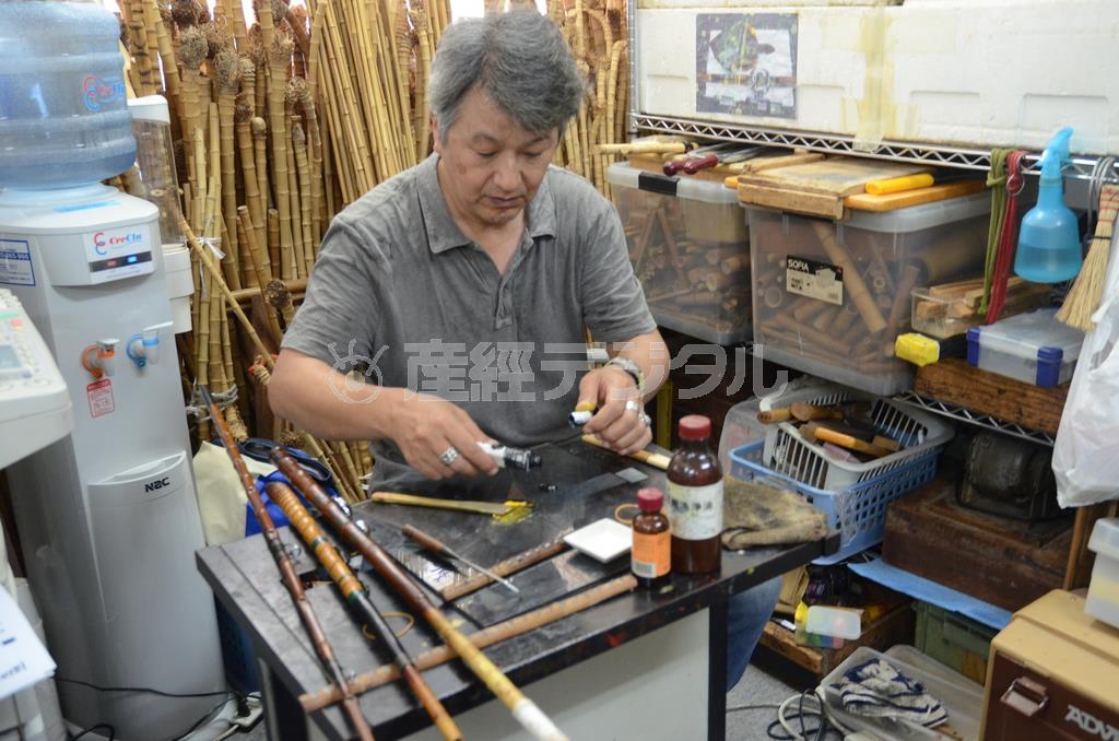 和竿作りに没頭する横田俊郎さん＝２０１５年８月３日、東京都港区（原圭介撮影）