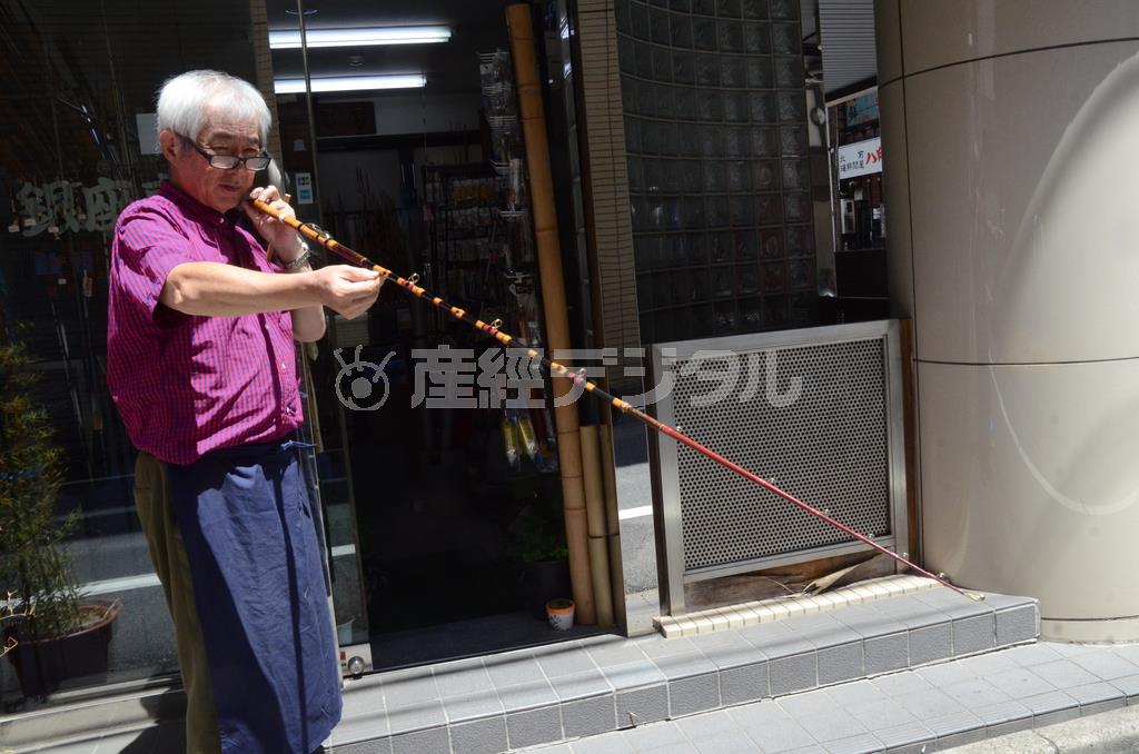 仕上がった竿の調子を見る＝２０１５年８月５日、東京都港区（原圭介撮影）