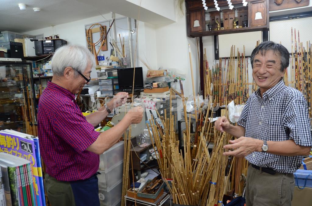 竿が直って、うれしそうな青木明節さん（右）＝２０１５年８月３日、東京都港区（原圭介撮影）