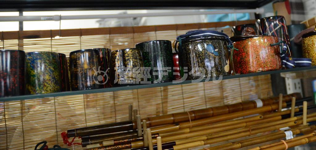 店頭に並ぶ高級なえさ箱＝２０１５年８月３日、東京都港区（原圭介撮影）