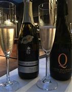 バイラーダ地方の２種類のエスプマンテ（ポルトガル産スパークリングワイン）。黒ブドウのバガ種１００％のブラン・ド・ノワール（青木冨美子さん撮影）