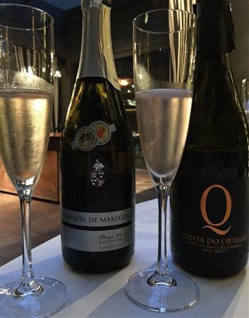 バイラーダ地方の２種類のエスプマンテ（ポルトガル産スパークリングワイン）。黒ブドウのバガ種１００％のブラン・ド・ノワール（青木冨美子さん撮影）