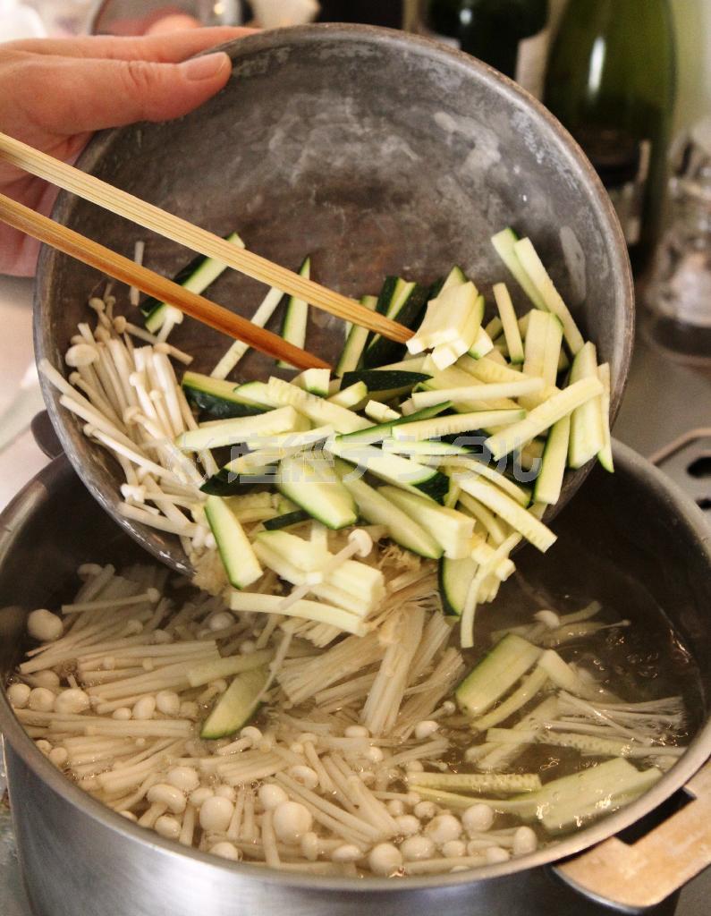 たらことズッキーニのスパゲティ（作り方１）＿＿湯を沸かし、塩を加え、スパゲティをゆでる。残りのゆで時間が１分になったらエノキとズッキーニを加えて一緒にゆで上げる（田中幸美撮影）