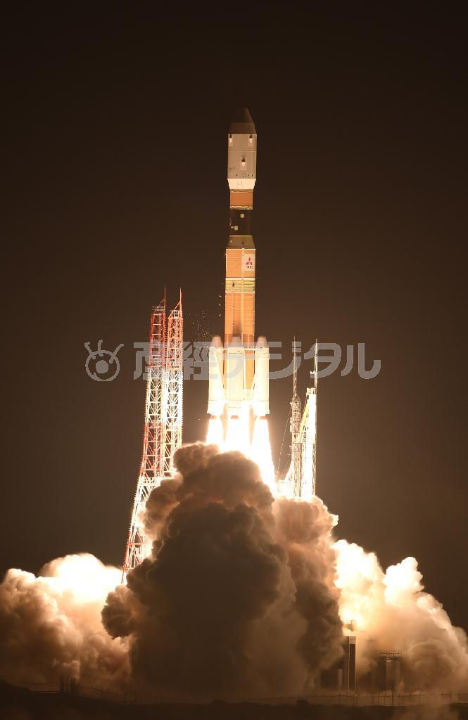 物資補給機「こうのとり」５号機を搭載して打ち上げられたＨ２Ｂロケット５号機＝２０１５年８月１９日午後８時５０分、鹿児島県熊毛郡南種子町の種子島宇宙センター（沢野貴信撮影）