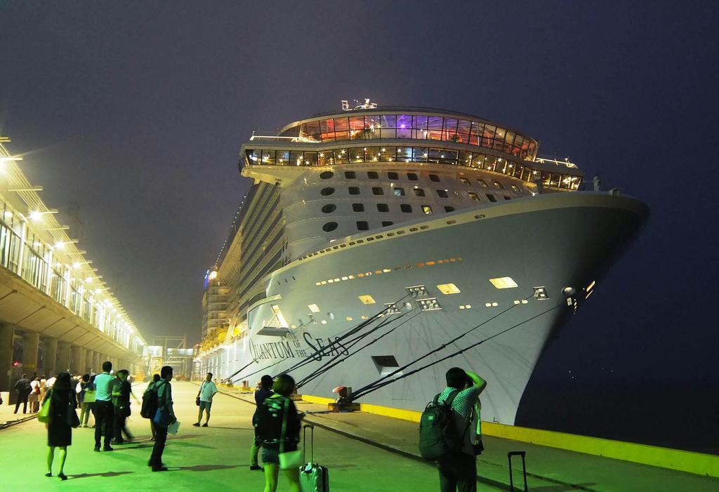 豪華客船「クァンタム・オブ・ザ・シーズ」。多数の中国人観光客を日本に送り込む“怪物”だ＝中国・上海（田端素央撮影）