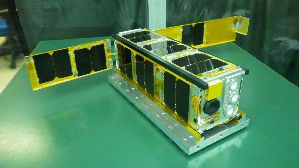 太陽電池セルを鳥の羽のように広げた千葉工業大学の流星観測衛星「Ｓ－ＣＵＢＥ」（同大学提供）