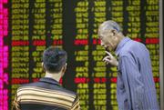 証券会社の電光掲示板を見ながら言葉を交わす投資家＝２１日、北京（ロイター）