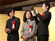 （左から）直木賞受賞の東山彰良氏、芥川賞受賞の又吉直樹氏、羽田圭介氏＝２１日午後、東京都内のホテル(古厩正樹撮影)