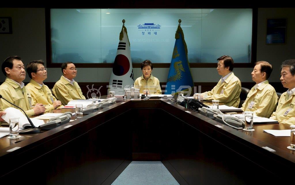 ８月２０日、北朝鮮の砲撃情報を受け、国家安全保障会議を招集した韓国の朴槿恵（パク・クネ）大統領（中央）。朴大統領の訪中には、挑発を続ける北朝鮮を牽制する狙いもある＝２０１５年、韓国・首都ソウルの青瓦台（ロイター）