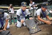 惜しくも決勝で敗れ、甲子園の土をかき集める仙台育英のエース、佐藤世那（せな、中央）＝２０１５年８月２０日、兵庫県西宮市・甲子園球場（福島範和撮影）