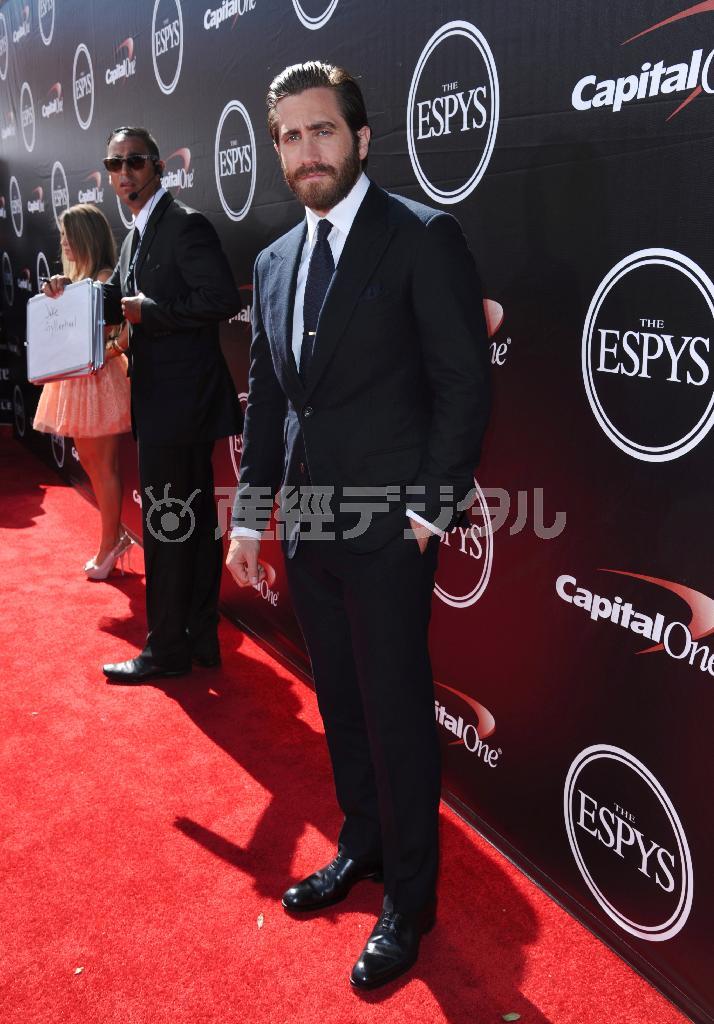 スポーツ選手の年間表彰式「ＥＳＰＹ賞」に姿をみせたジェイク・ギレンホール＝２０１５年７月１５日、米カリフォルニア州ロサンゼルス（ＡＰ）