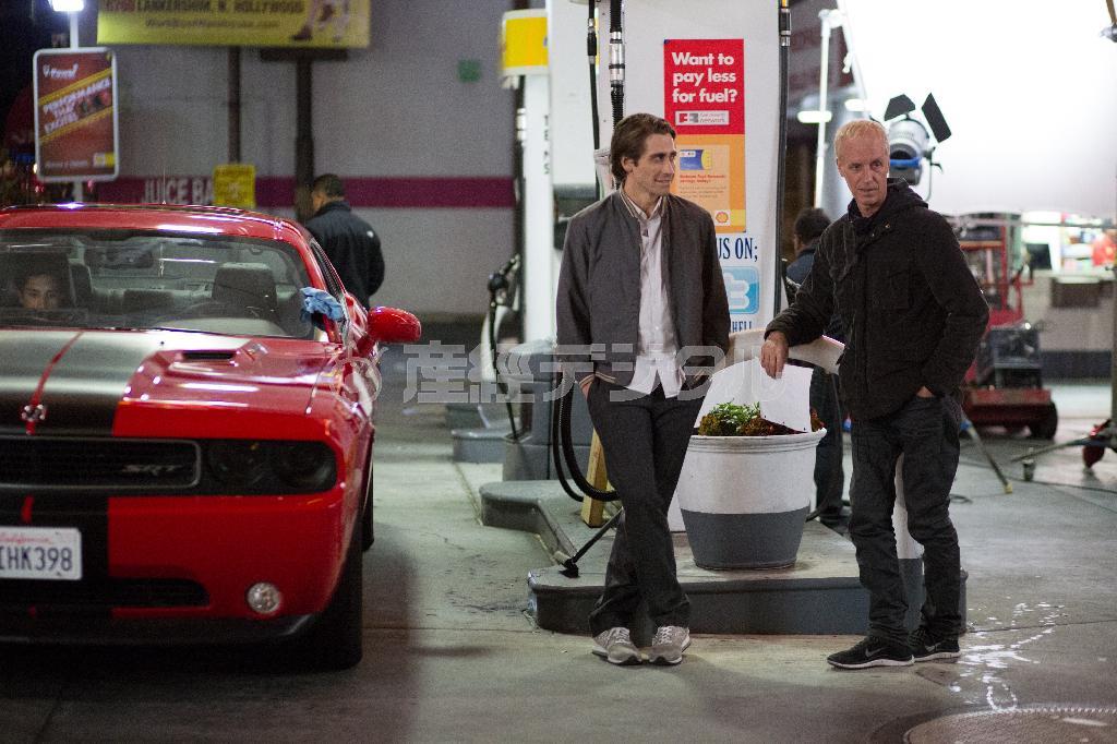 ジェイク・ギレンホールと打ち合わせするダン・ギルロイ監督（右、スキップ提供）