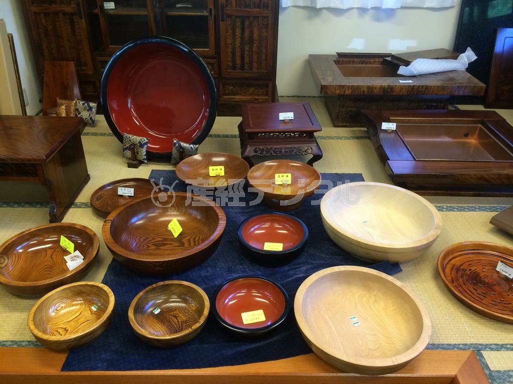 ろくろ挽きで仕上げられた器の数々。そば打ち用など大きなものが多い＝２０１５年６月１０日、長野県木曽郡南木曽町（北林功さん提供）