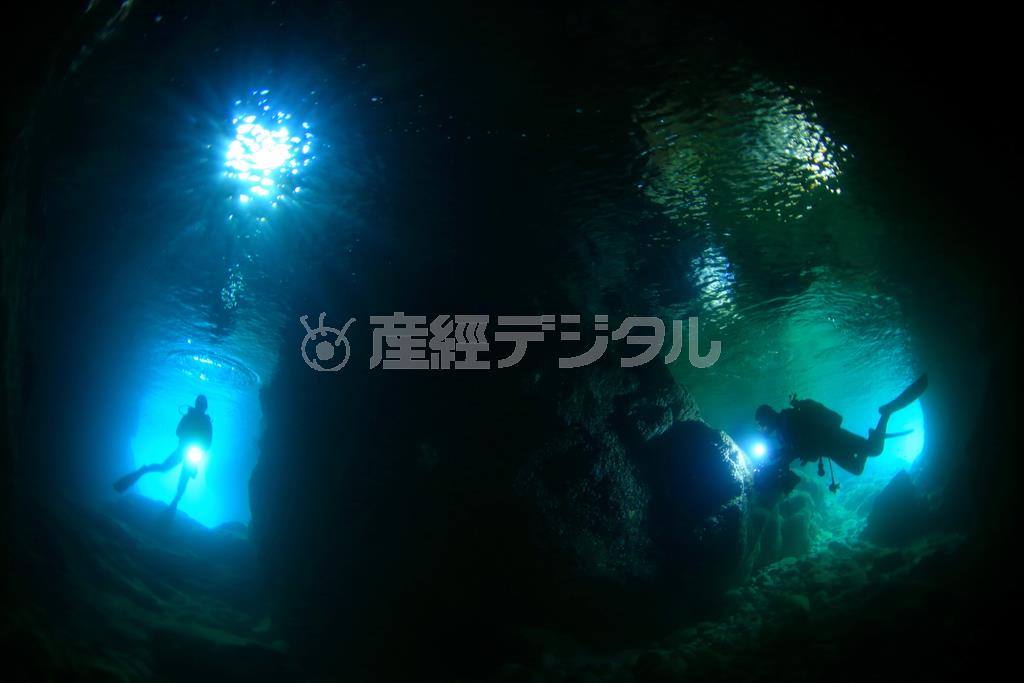 菜種島（なたねじま）にある「青と碧（みどり）の洞窟」。通ってきた左の方が青く、出口へと至る右の方は碧に見えるという不思議な洞窟だ＝２０１５年７月２３日、鳥取県岩美郡岩美町（越智隆治さん撮影）