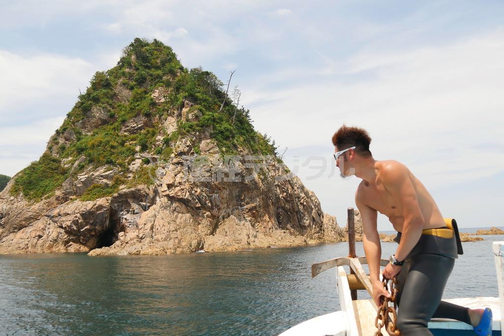 「青と碧（みどり）の洞窟」のある菜種島（なたねじま）＝２０１５年７月２４日、鳥取県岩美郡岩美町（越智隆治さん撮影）