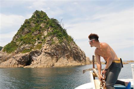 「青と碧（みどり）の洞窟」のある菜種島（なたねじま）＝２０１５年７月２４日、鳥取県岩美郡岩美町（越智隆治さん撮影）