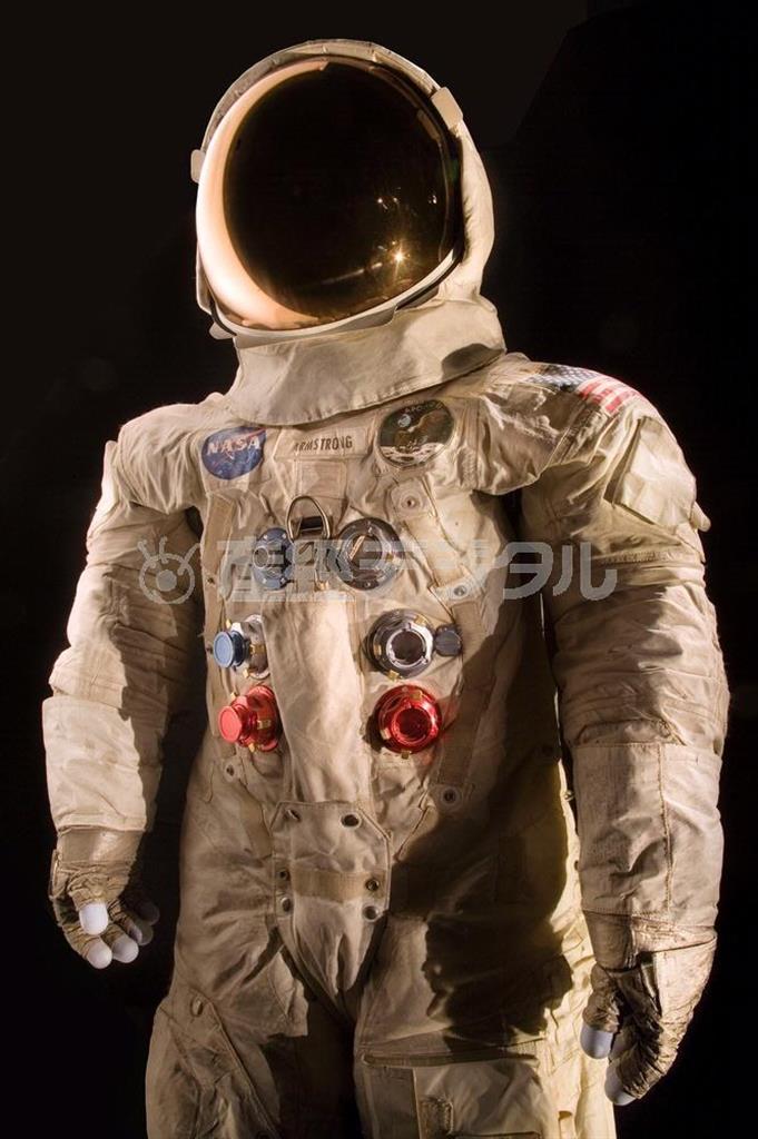 人類初の月面着陸時に着用した宇宙服＝２０１５年７月１７日、米国・首都ワシントン（ＡＰ）
