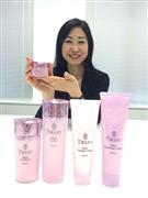 カネボウ化粧品が１０月に発売するスキンケア商品の新シリーズ「トワニーグロウ」。６０代以上が対象だ