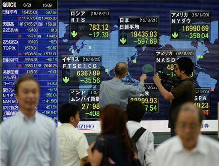 ５００円以上も値を下げた日経平均株価の終値を示す株価ボード＝２１日、東京・八重洲