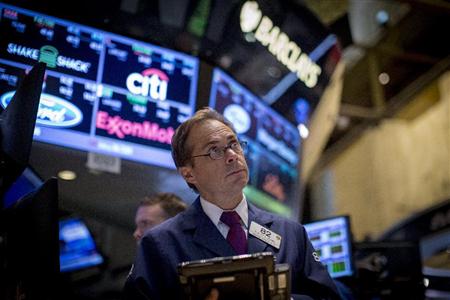 ２１日、米ニューヨーク証券取引所で働くトレーダー（ロイター＝共同）