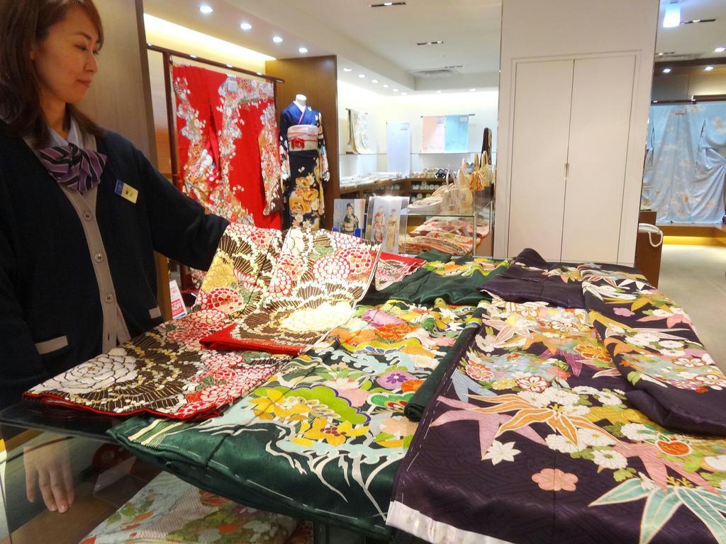 成人式用の振り袖は赤が人気だが、今年の新作は緑や紺などが「個性的」と注目を集めている＝東京都新宿区の小田急百貨店新宿店