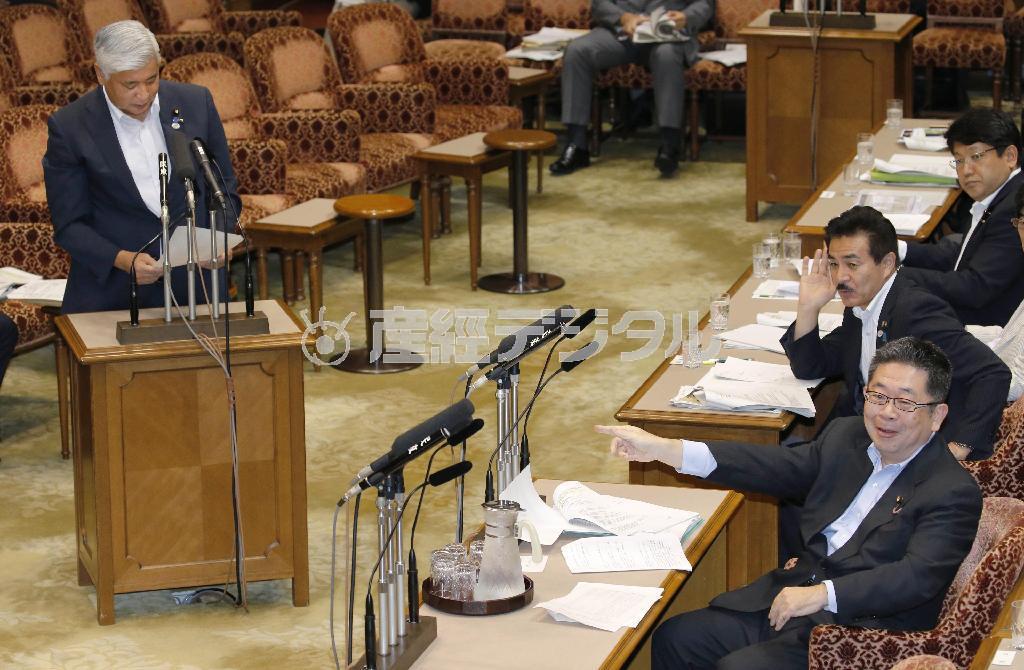 参院平和安全法制特別委で中谷元（なかたに・げん）防衛相（左端）を追及する共産党の小池晃氏（右手前）＝２０１５年８月１９日（共同）