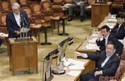 参院平和安全法制特別委で中谷元（なかたに・げん）防衛相（左端）を追及する共産党の小池晃氏（右手前）＝２０１５年８月１９日（共同）