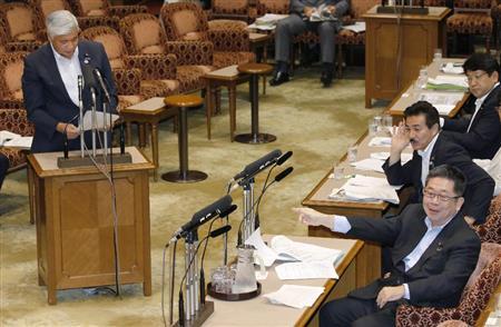 参院平和安全法制特別委で中谷元（なかたに・げん）防衛相（左端）を追及する共産党の小池晃氏（右手前）＝２０１５年８月１９日（共同）