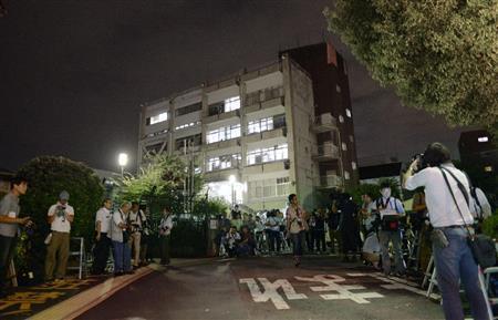 中１女子殺害・遺棄事件で、大阪府警高槻署に集まった大勢の報道陣＝２０１５年８月２１日午後７時５７分、大阪府高槻市（共同）