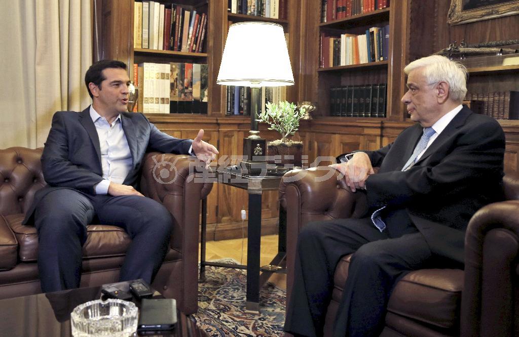 ギリシャのプロコピス・パブロプロス大統領（右）と会談するアレクシス・チプラス首相＝２０１５年８月２０日、ギリシャ・首都アテネ（ロイター＝共同）