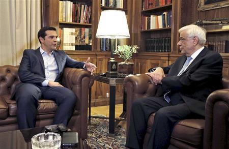ギリシャのプロコピス・パブロプロス大統領（右）と会談するアレクシス・チプラス首相＝２０１５年８月２０日、ギリシャ・首都アテネ（ロイター＝共同）