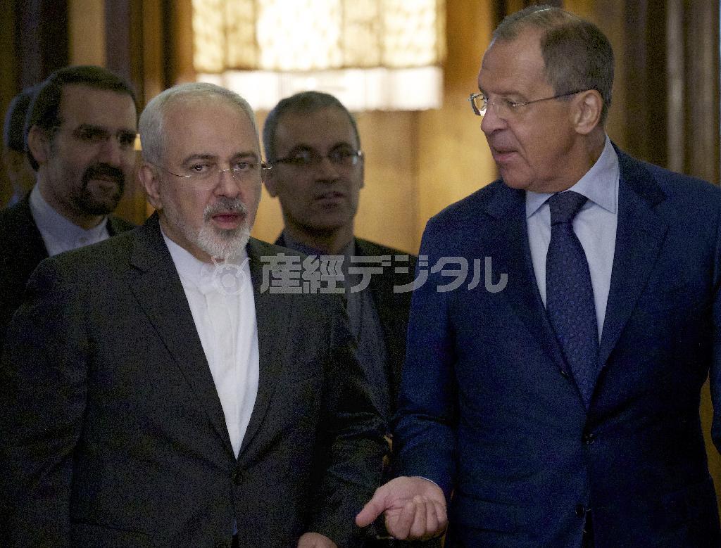 ８月１７日に首都モスクワで会談したイランのモハマド・ザリフ外相（左）とロシアのセルゲイ・ラブロフ外相＝２０１５年、ロシア（ＡＰ）