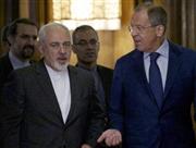 ８月１７日に首都モスクワで会談したイランのモハマド・ザリフ外相（左）とロシアのセルゲイ・ラブロフ外相＝２０１５年、ロシア（ＡＰ）