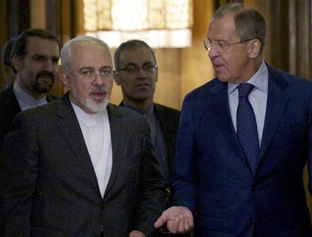 ８月１７日に首都モスクワで会談したイランのモハマド・ザリフ外相（左）とロシアのセルゲイ・ラブロフ外相＝２０１５年、ロシア（ＡＰ）