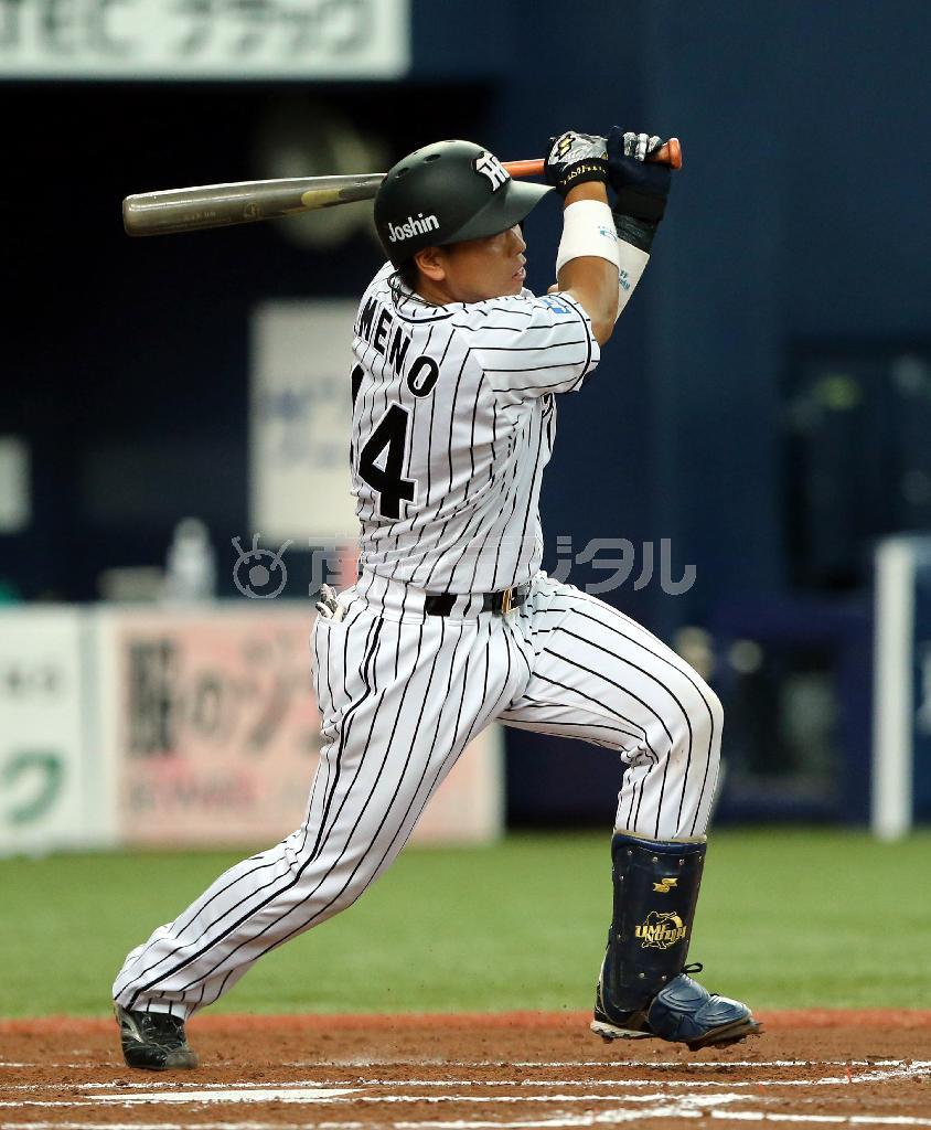 二回、先制タイムリーを放つ阪神の梅野隆太郎＝２０１５年８月２１日、大阪市西区・京セラドーム大阪（撮影・中島信生）