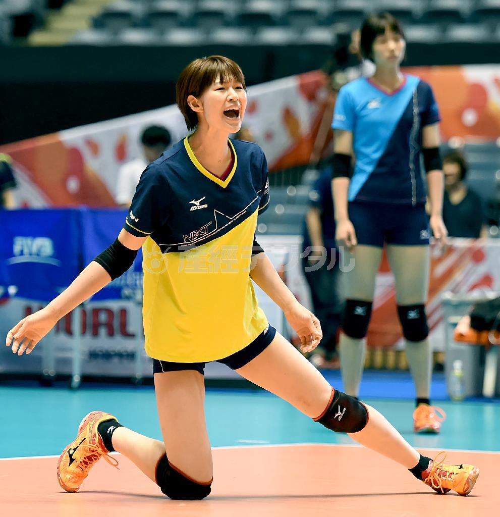 Ｗ杯開幕を翌日に控え、レシーブ練習する日本代表の木村沙織主将＝２０１５年８月２１日、東京都渋谷区・国立代々木競技場（桐山弘太撮影）