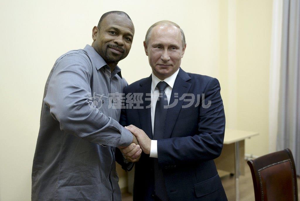 米プロボクサー、ロイ・ジョーンズ・ジュニアさん（左）とウラジーミル・プーチン露大統領＝２０１５年８月１９日、ウクライナ南部クリミア半島のセバストポリ（ロイター）