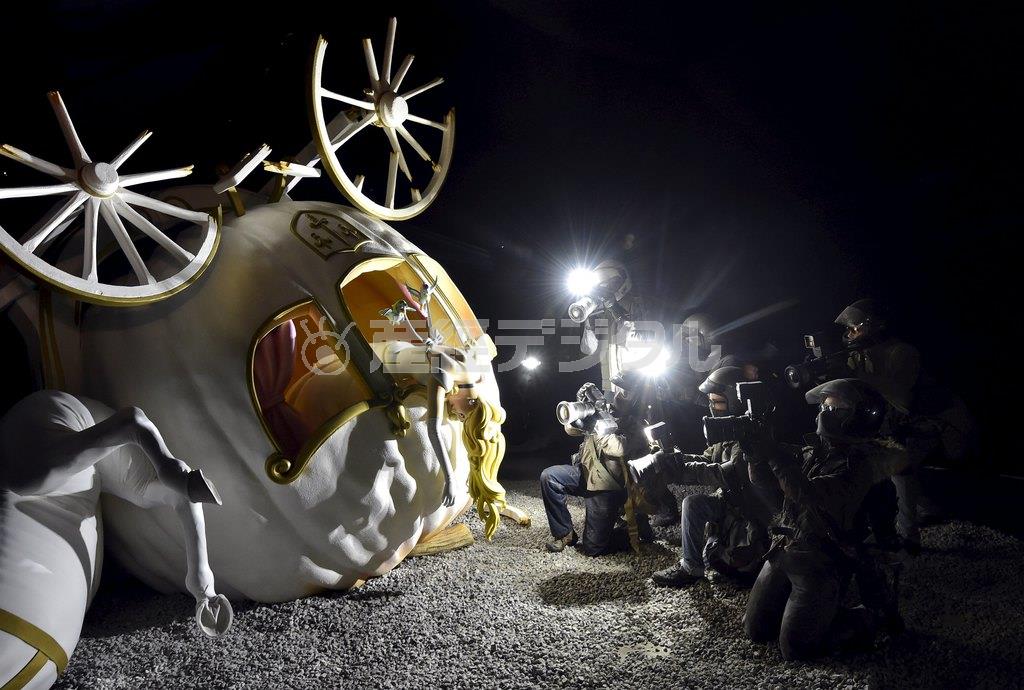 バンクシーが開業したテーマパーク「ディズマランド」に展示されている、「パパラッチに追われて横転した、馬車とシンデレラの死体」のオブジェ＝２０１５年８月２０日、英国・ウェストン・スーパー・メア（ロイター）