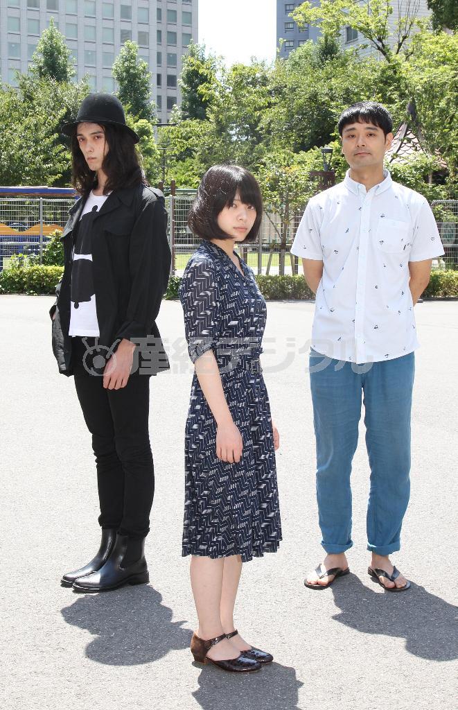 バイリンガルの栗原類さん（左）、ビジュアルが主人公に似ているという岸井ゆきのさん（中）らの個性を生かした演出を進めるノゾエ征爾さん＝２０１５年８月６日、東京都中央区（荻窪佳撮影）