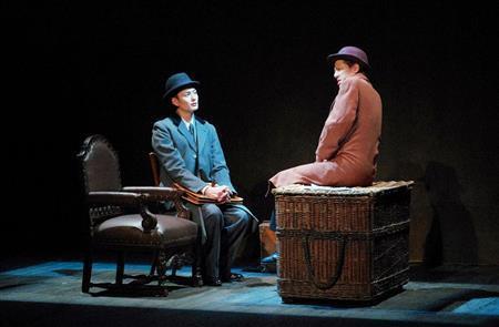 舞台「ウーマン・イン・ブラック〈黒い服の女〉」（スーザン・ヒル原作、ロビン・ハーフォード演出）。８月３０日まで公演（御堂義乘さん撮影、パルコ提供）