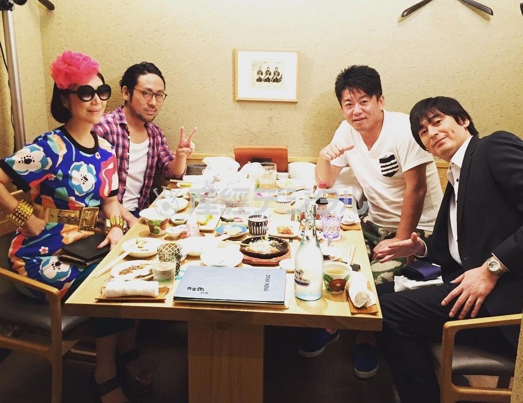 先日ある番組の収録で、ホリエモンこと堀江貴文さんと、芸人の博多大吉さんと食事。モニターを見たら鮮やかな色の 洋服で成功！（花千代さん提供）