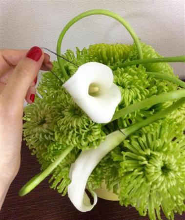 （手順３）菊の形が整ったら、カラーのステム（茎）をしならせて、バランスを見ながらオアシスにワイヤピンで挿して止める（花千代さん提供）