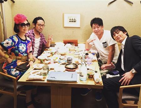 先日ある番組の収録で、ホリエモンこと堀江貴文さんと、芸人の博多大吉さんと食事。モニターを見たら鮮やかな色の 洋服で成功！（花千代さん提供）