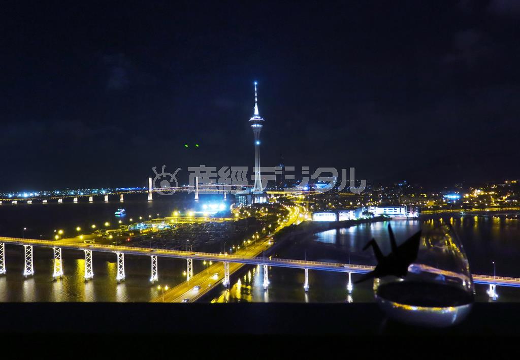 ほとんどの部屋からマカオタワーを見ることができるのですが、この写真は１６階の１６１１号室からの１枚。部屋の内側の小さな光もガラスに写り込むので、全て消してから撮影するとよいでしょう＝２０１５年６月２７日、中国・マカオ（須藤夕子さん撮影）