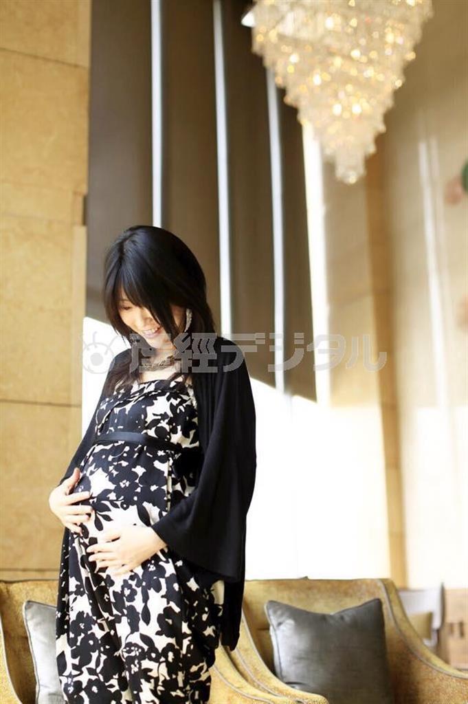 マンダリン・オリエンタル・マカオのロビーは高級感があり、大きなシャンデリアがいくつもあります。背景にシャンデリアが入るよう、下からあおって撮影しました＝中国・マカオ（須藤夕子さん撮影）