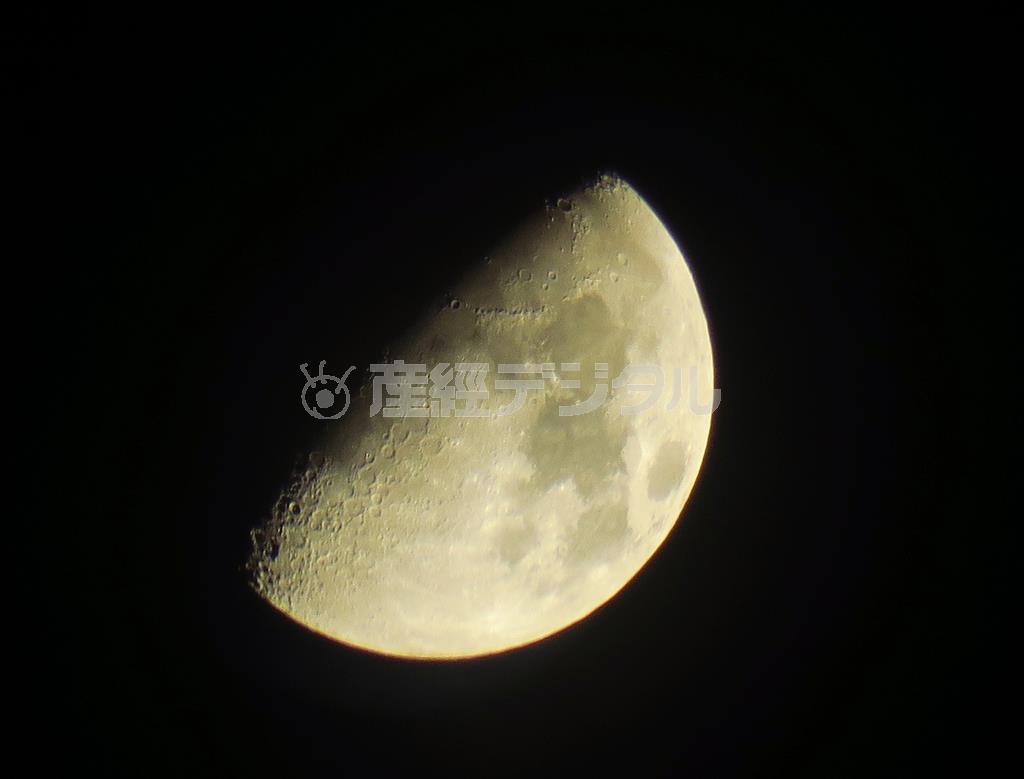 パワーショットＧ３Ｘコンパクトカメラで、ここまで月が撮れるとは思いませんでしたが、見事に撮影成功！＝２０１５年６月２６日、中国・マカオ（須藤夕子さん撮影）