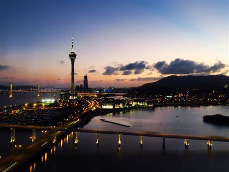 撮影した時間は、現地時間の午後７時半（６月）。マジックアワーといわれる太陽が沈み真っ暗になるまでの２０分くらいの時間は、ポートレートや風景を撮影しても、世界はこんなに美しかったのか？と思わせてくれる時間帯です。ビギナーの方は、ぜひマジックアワーに撮影してみてください＝２０１５年６月２７日、中国・マカオ（須藤夕子さん撮影）