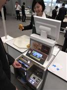 パン専門店などで導入が進む対面セルフレジ。商品登録と袋詰めは手慣れた店員が行う