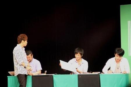 LINEスタンプ製作委員会。MCの陣内智則の出すお題にスタンプを考えるケンドーコバヤシ（左）、次長課長の井上聡（中央）、麒麟の川島明（右）