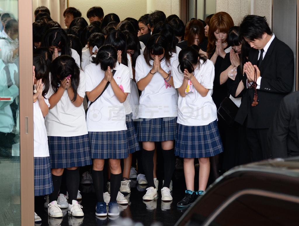 平田奈津美さんのひつぎに手を合わせて見送る同級生ら＝２０１５年８月２２日午前１１時５２分、大阪府寝屋川市（安元雄太撮影）